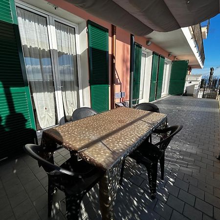 Casa Serge Vista Mare Con Ampio Terrazzo Privato Bergeggi Exterior foto
