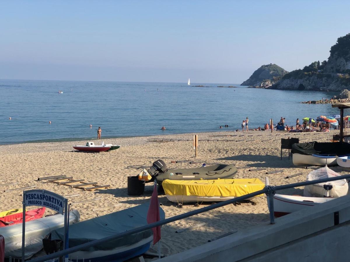 Casa Serge Vista Mare Con Ampio Terrazzo Privato Bergeggi Exterior foto